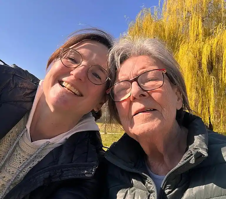 Alltagshelferin Silke B. mit ihrer Kundin