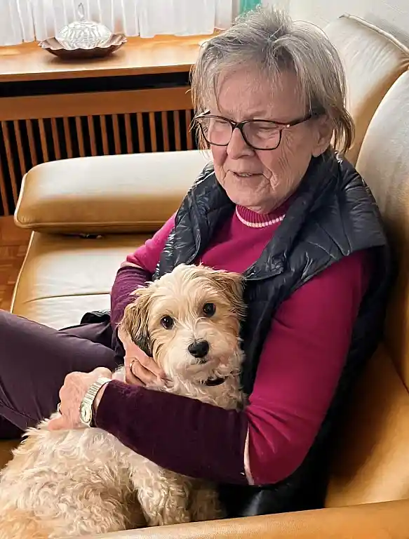 Seniorin, Frau Schwarz, mit dem Hund unserer Alltagshelferin